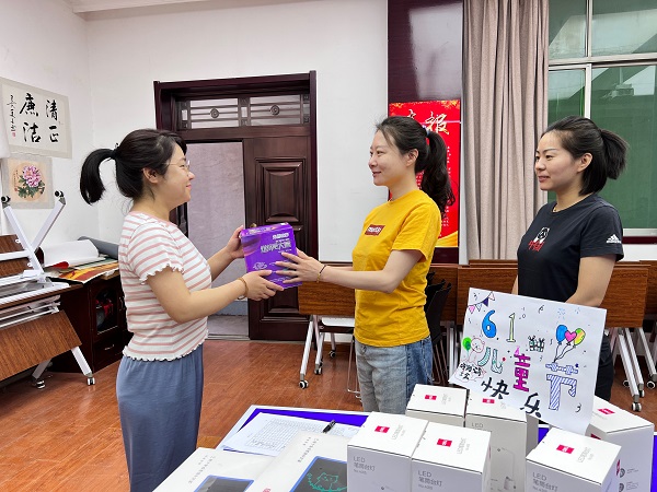 物測(cè)公司工會(huì)為職工子女送”六一“祝福-攝影 侯思雨.jpg