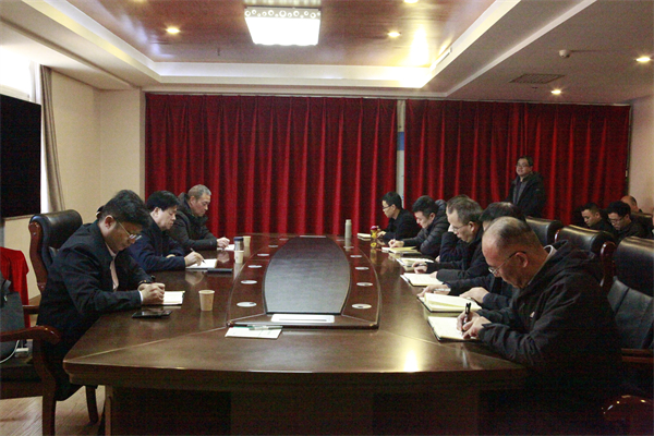 12月2日，陜煤地質(zhì)集團(tuán)黨委書記、董事長謝輝，黨委委員、副總經(jīng)理秦建強(qiáng)，經(jīng)營管理部副主任周恩堂一行來一八六公司開展調(diào)研。一八六公司7名領(lǐng)導(dǎo)班子成員和19名中層干部參加了調(diào)研會。攝影：郭玉佳 (3).jpg