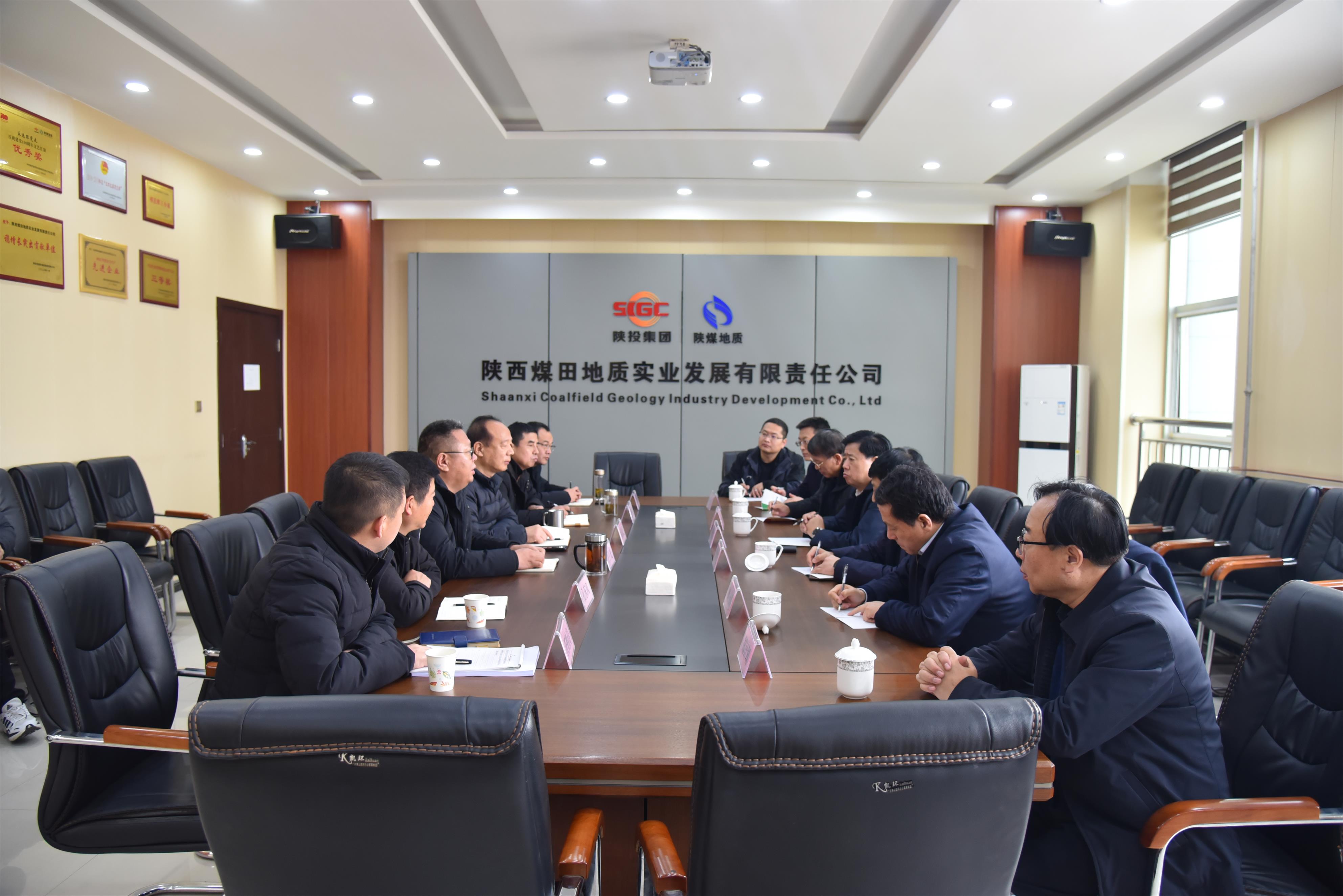 12月28日，謝輝在實業公司調研。聽取實業公司藥包生產裝置升級擴能技改項目的專題匯報。（攝影：林園）.JPG